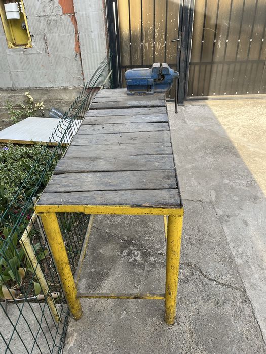 masa de lucru cu menghină