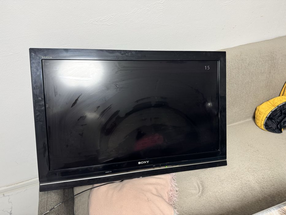 Sony bravia tv hd merge foarte bine si hd necesita telecomanda