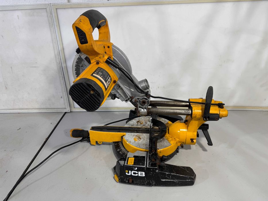 Циркуляр пендула - JCB 1500W / 210m