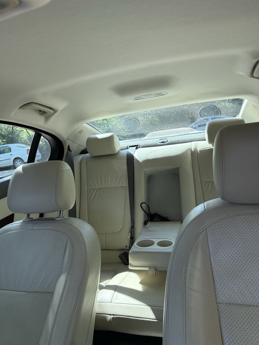 Jaguar XF 2.7 an 2009. Accept variante!