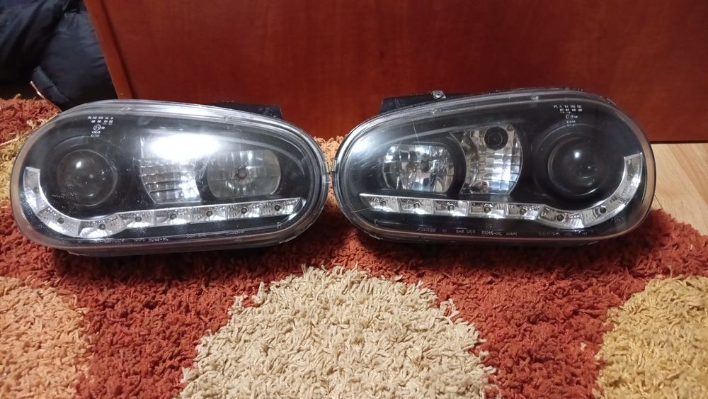 Vând faruri golf 4