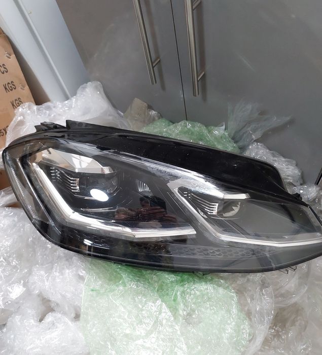 Far dreapta VOLKSWAGEN GOLF 7 VII FULL LED european
1190 lei