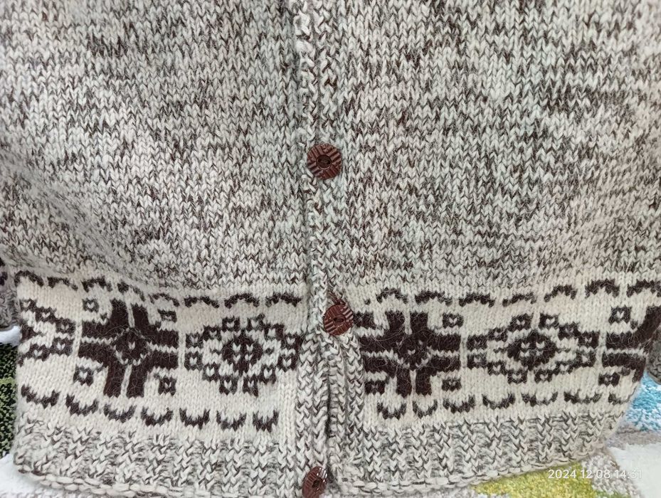 Ръчно плетена вълнена жилетка