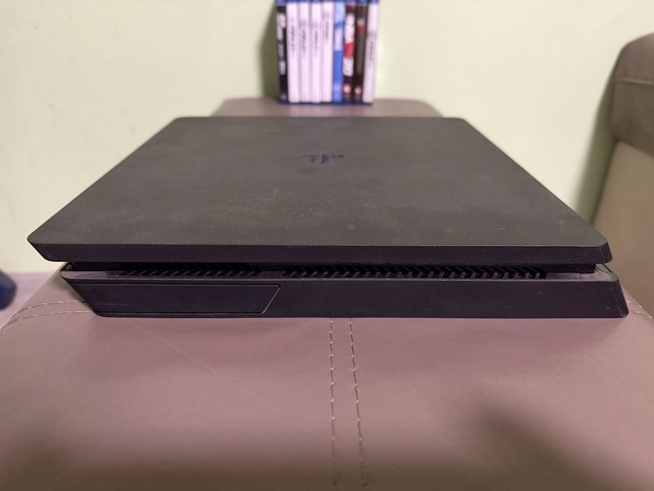 Продавам PlayStation 4 Slim 500 GB