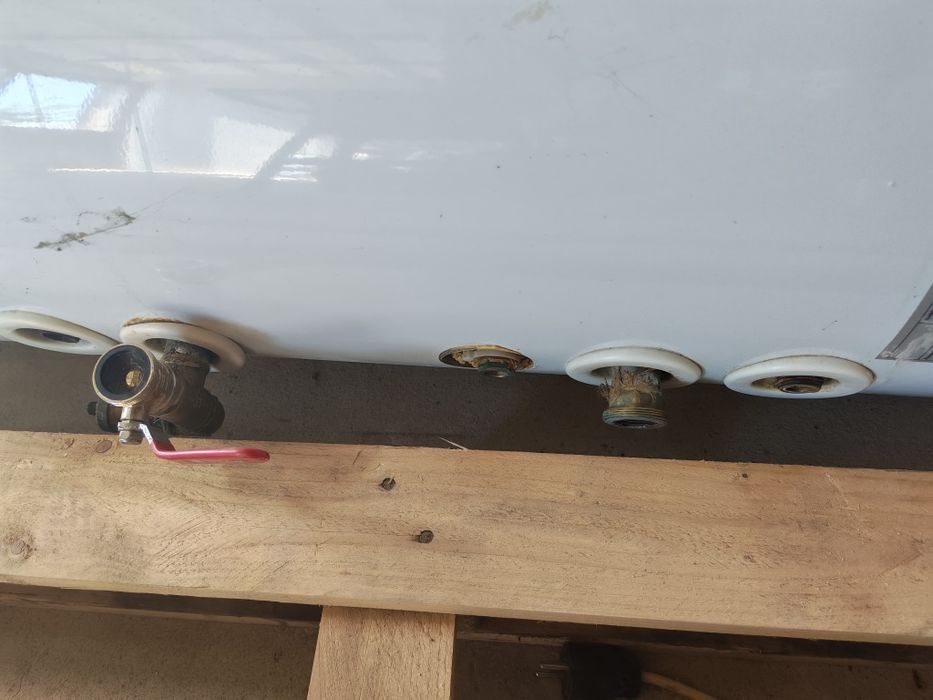 Boiler folosit 2 ani perfect pentru funcționare 150L