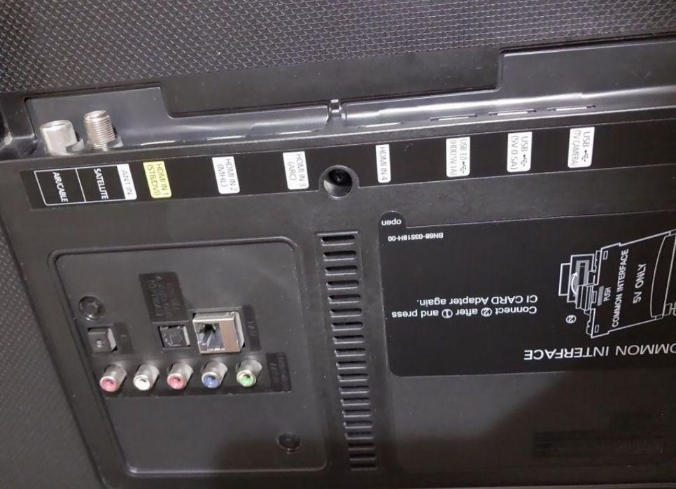 Большой 4К смарт телевизор Samsung 140см.