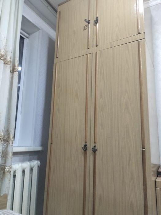 продам шкаф высокий почти до потолка