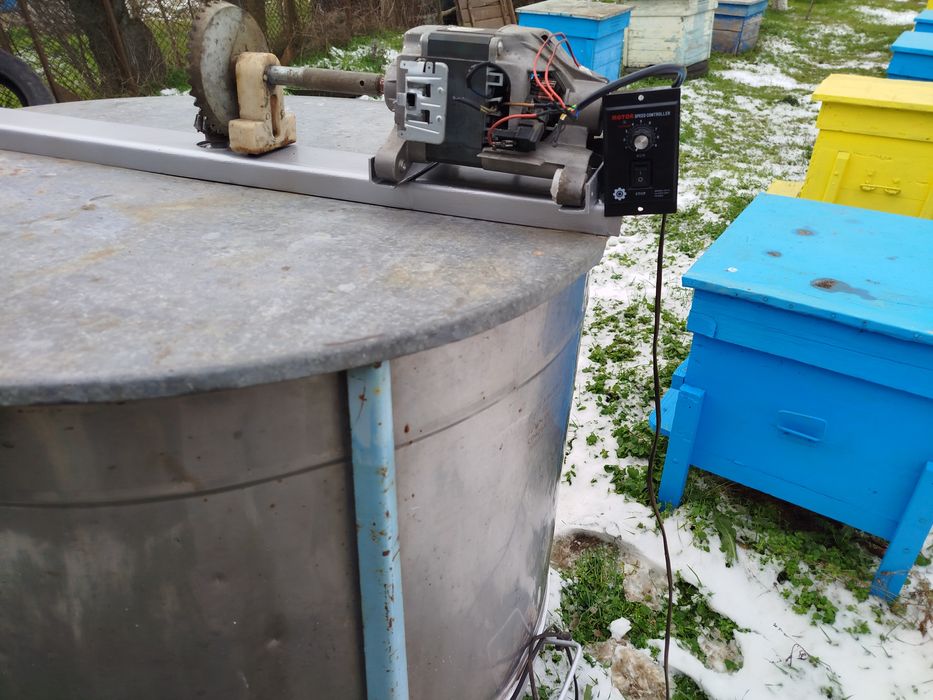 Центрофуга за вадене на мед