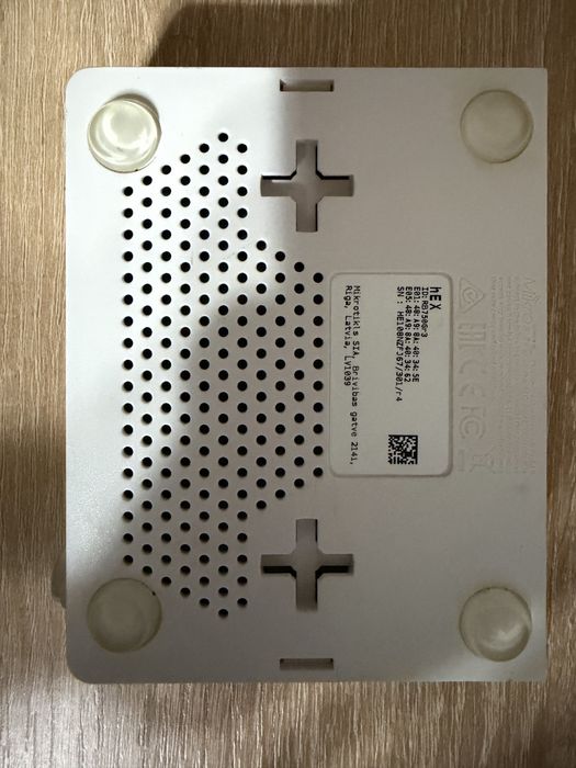 Продам мощный роутер MikroTik hEX (RB750Gr3)