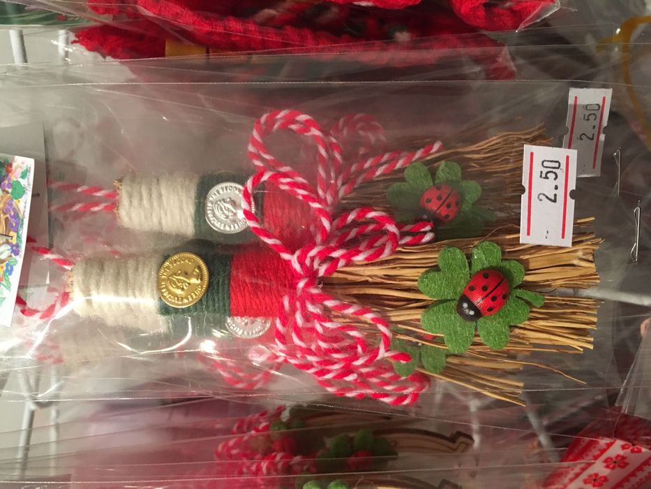 Мартеници ръчна изработка - метли, подкови, брошки, за закичване