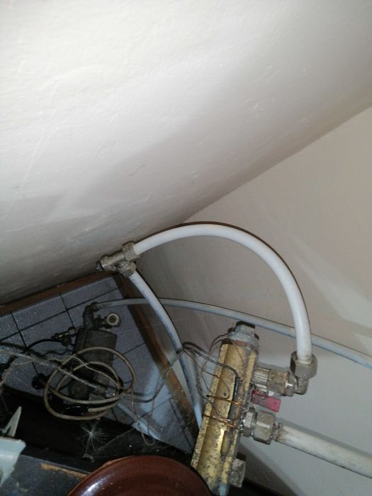 Камина с водна риза, водна помпа и регулируем термостат.