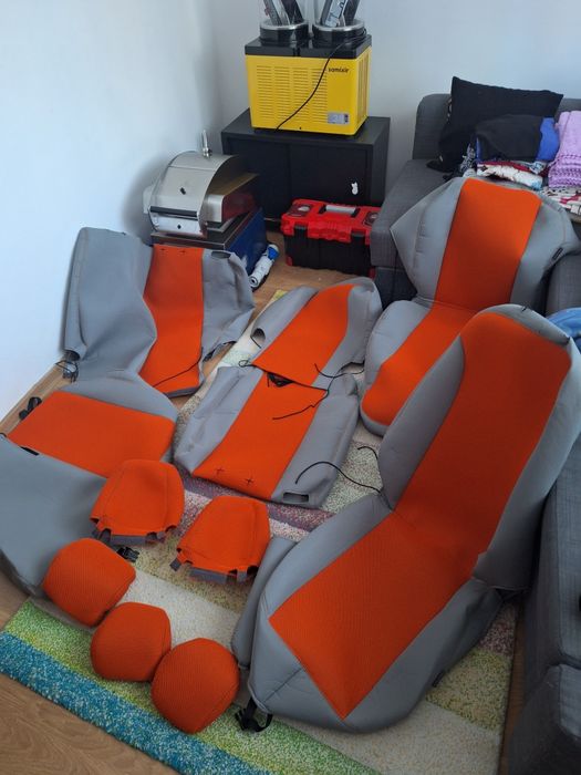 Huse dedicate Ford Kuga 2 făcute pe comandă  pe  Huse.Ro  din material premium gros, plăcut la atingere,,cusături portocalii, noi   Pret fix 400 lei!