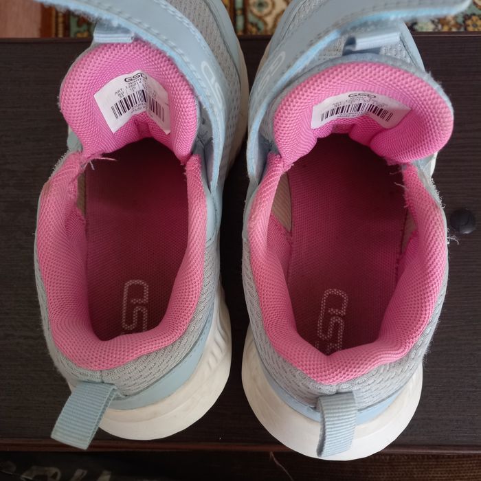 Продам детские кроссовки