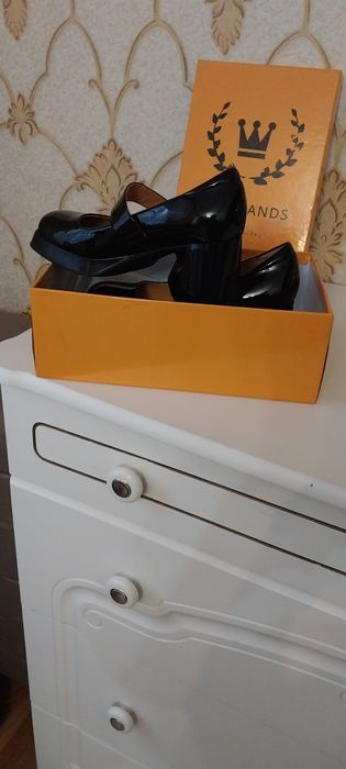 Женские туфли новый черный