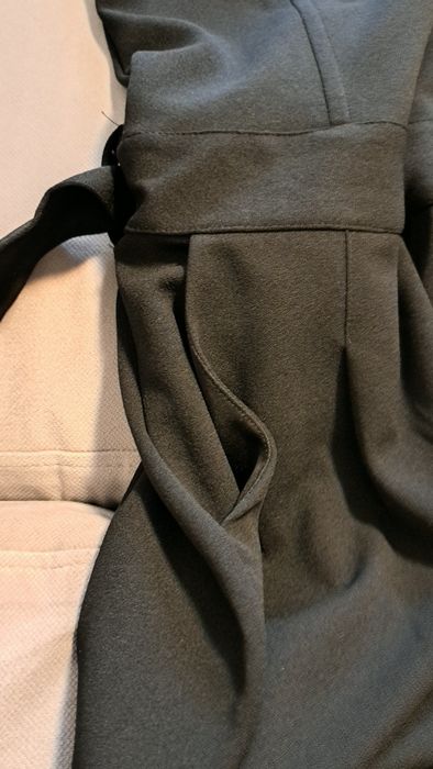 Salopeta neagra Amisu, noua cu eticheta