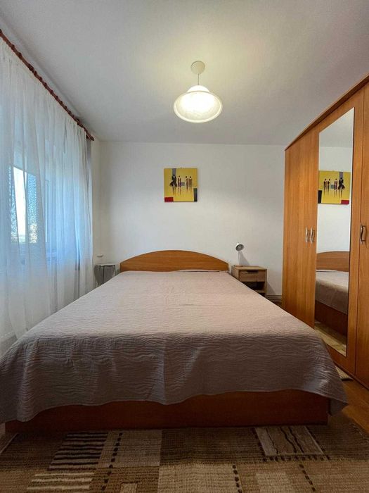 Ofer spre închiriere apartament de 2 camere în spatele Primăriei, în centrul Craiovei