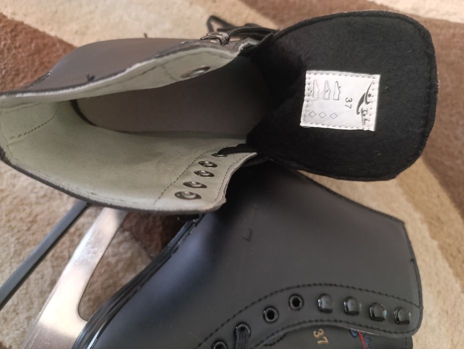 Продаю коньки фигурные