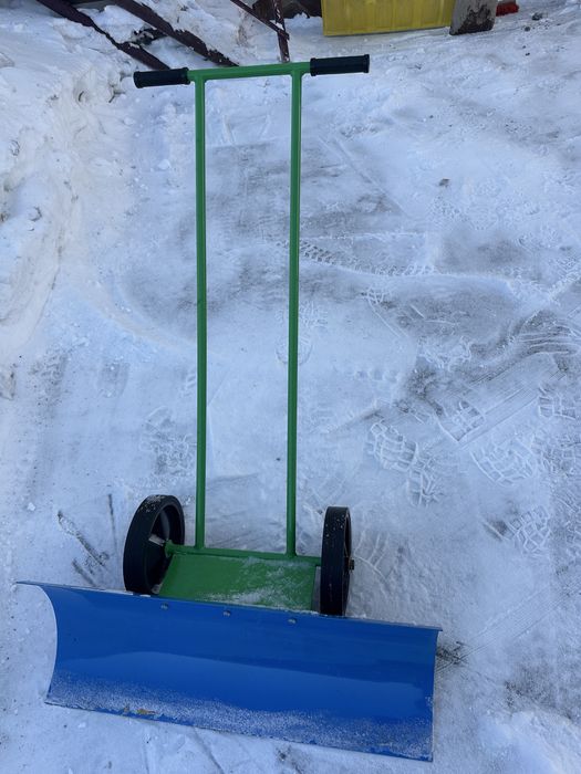 Лопата чистить снег.