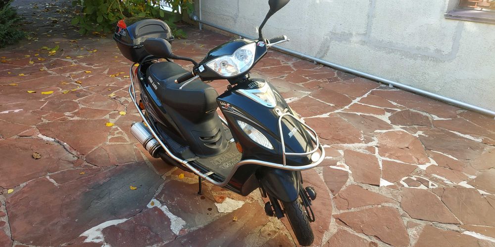 Продам мопед Yadea