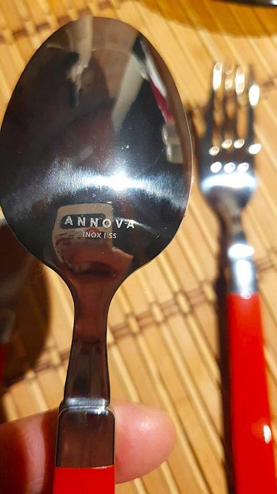 Set tacamuri  inox Argintii stralucitor cu  rosu - 4 persoane