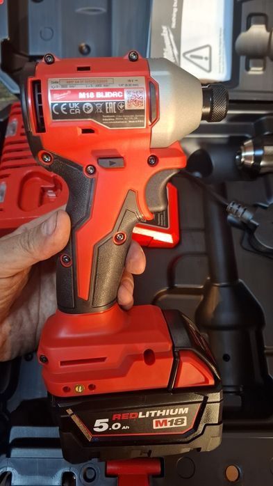 Set NOU Milwaukee bormasina si filetanta cu impact 18V 5Ah Brushless