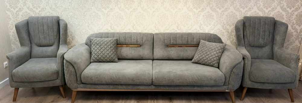 Продается диван с креслами.