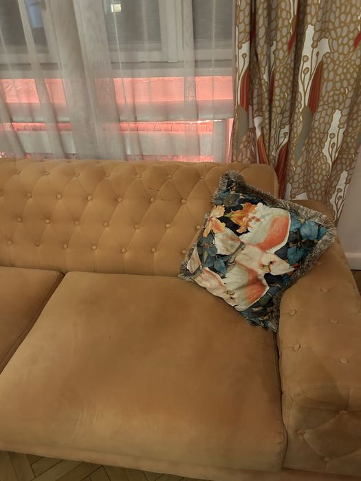 Жълт диван ретро