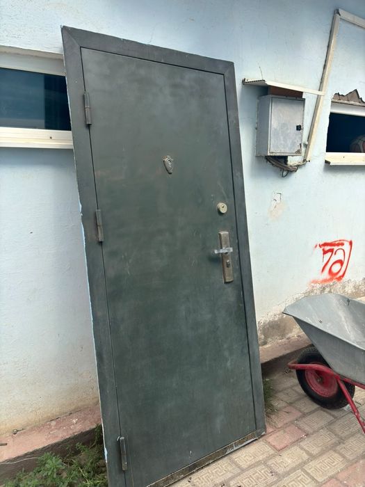 Продам дверь есик