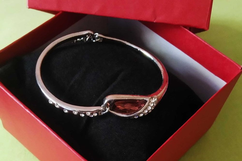 Нова, сребърна гривна. Голям избор от различни модели. Всяка- в кутия.