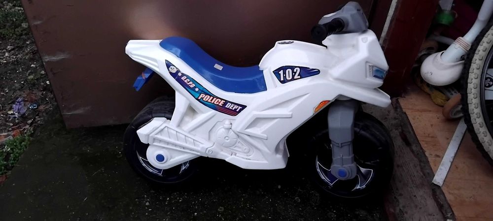 Детски полицейски мотор за бутане.