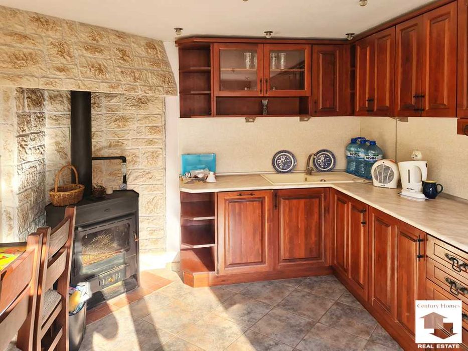 155075 Масивна къща с просторен двор в с. Любенци