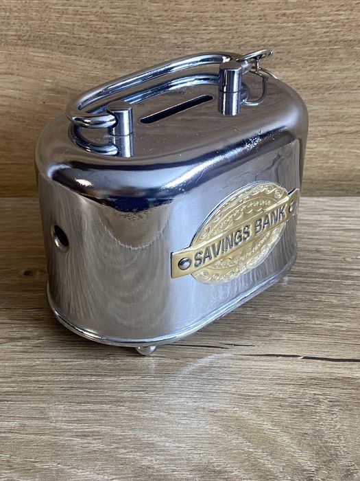 Метална касичка с ключ