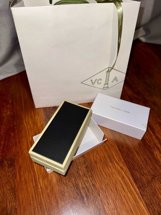 продам коробку VCA для браслета