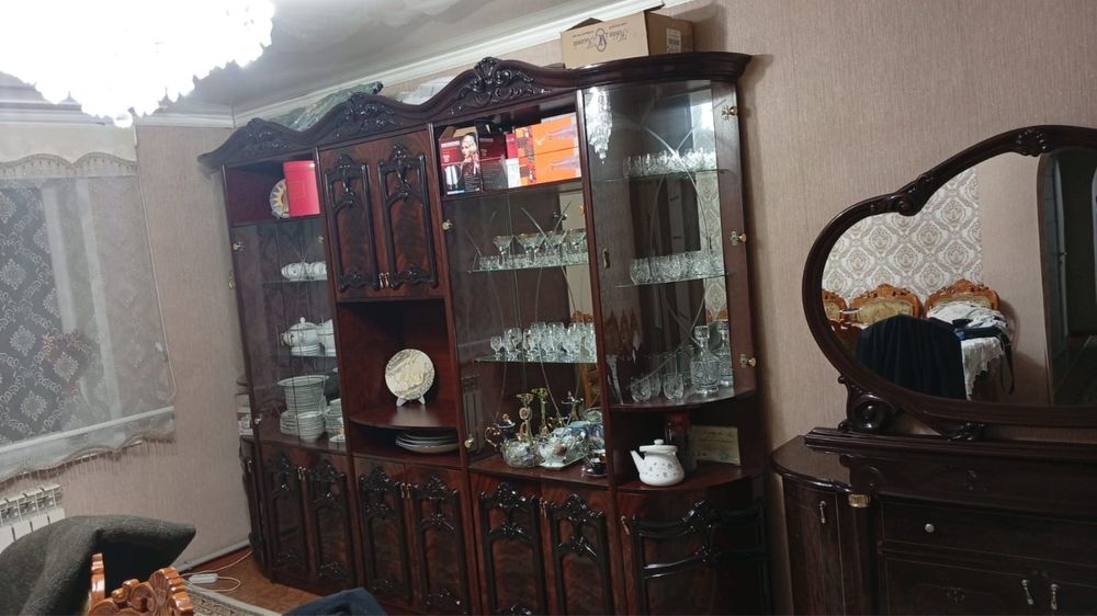 Продам стенку с комодом