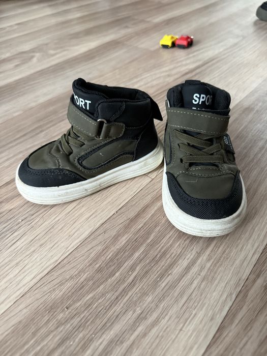 Продам деткую обувь