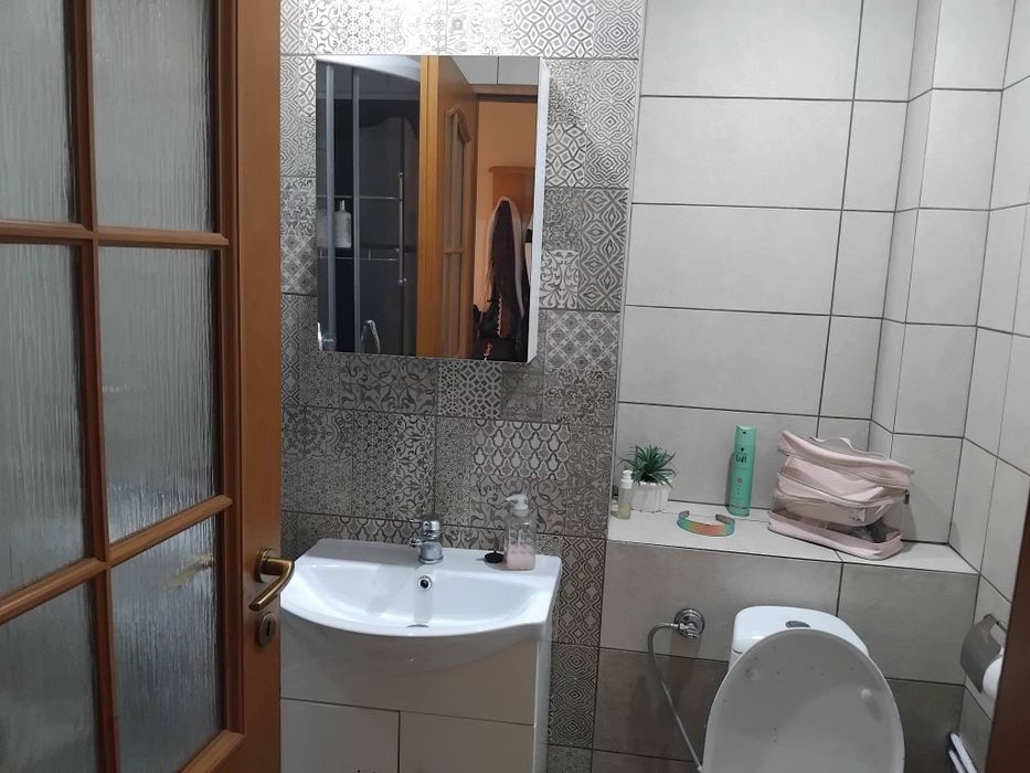 Închiriez apartament.