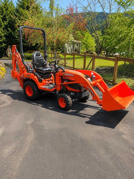трактор Kubota B25 4x4 с челен товарач и багерна