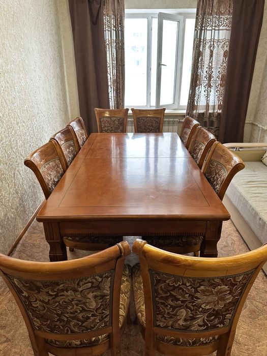 Продаётся стол и стулья и диван