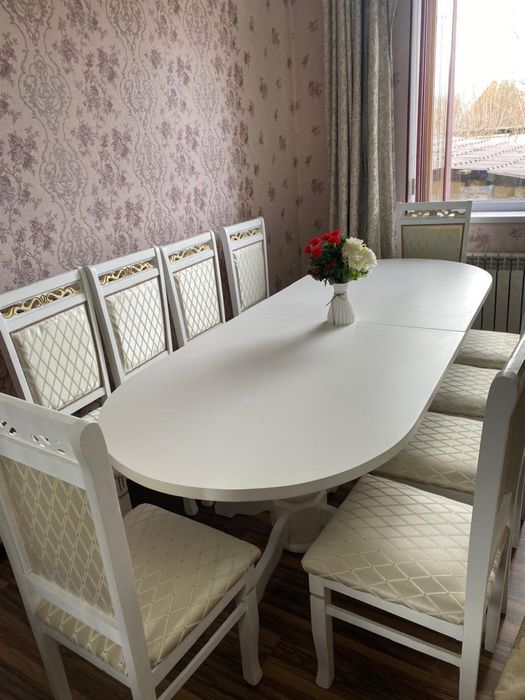 Стол и стуля для гостиной