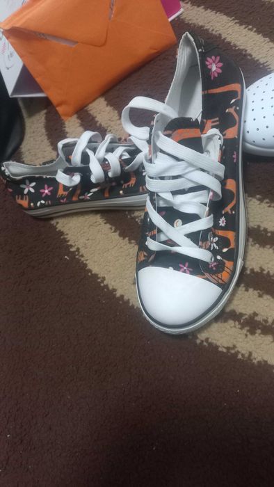 Vand pantofi noi negri ai tenesi de femei