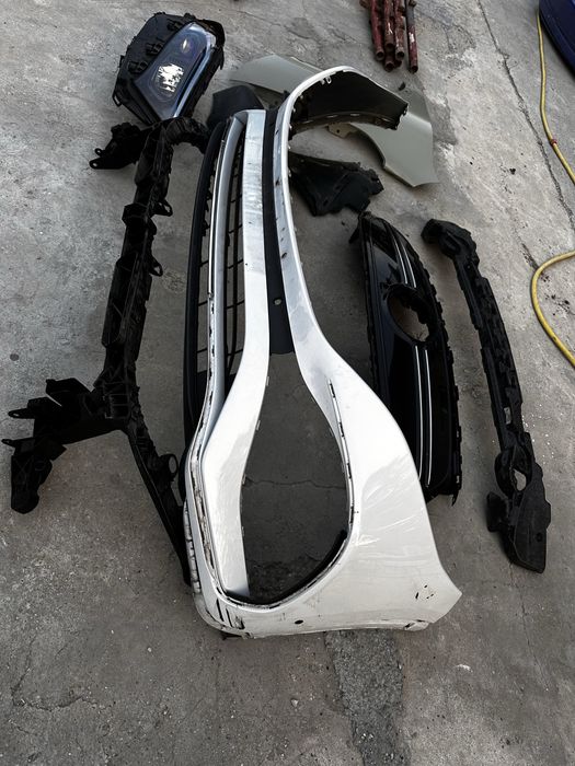 Far dreapta. tragher mercedes eqa.