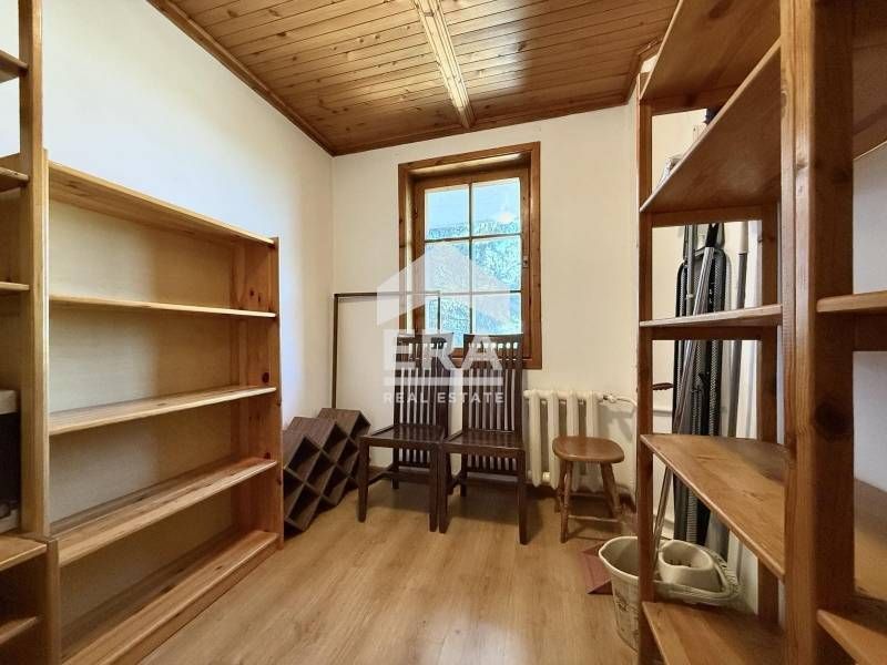 Чаровна къща с голям красиво озеленен двор под наем в кв. Симеоново