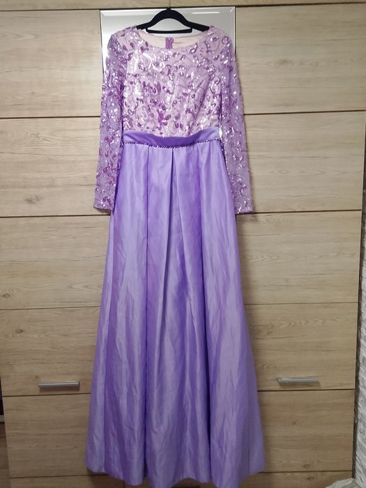 Продам вечерние платья. Разные 4 штуки.