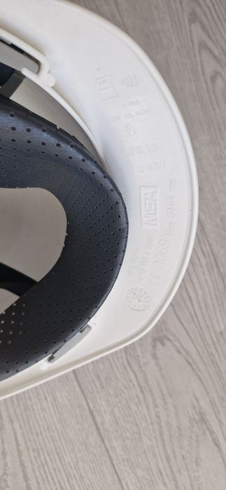 Каска белая новая