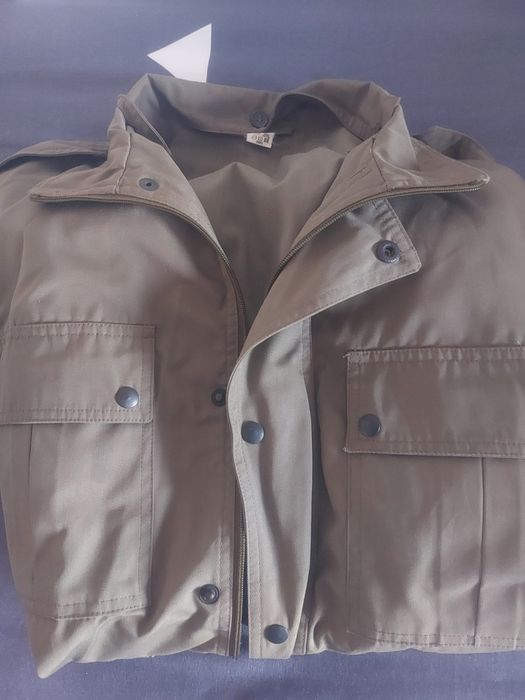 Vând articole militare în culori variabile.