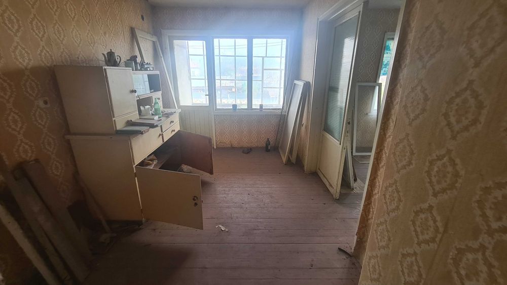 1722-Продава се триетажна тухлена на плоча къща в село Гецово!