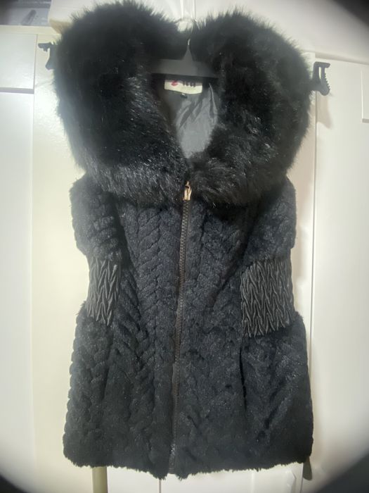 Vesta blana artificiala.