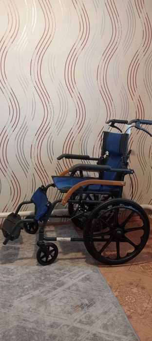 Продам инвалидную коляску новая