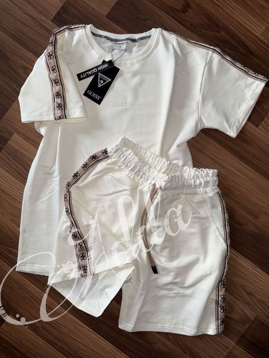 Compleu Guess 
Marimi L
Pret redus 220