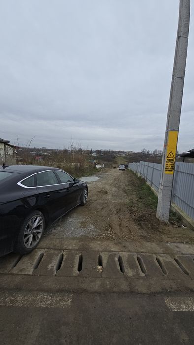 Vand teren intravilan cu utilati